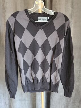 Urban Behavior Men’s Black and Gray Argyle V-Neck Sweater - Classic Knit